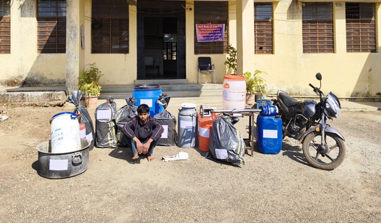 प्रतापगढ़ में ऑपरेशन चक्रव्यूह: बागलिया जंगल से एमडी फैक्ट्री का पर्दाफाश, आरोपी गिरफ्तार