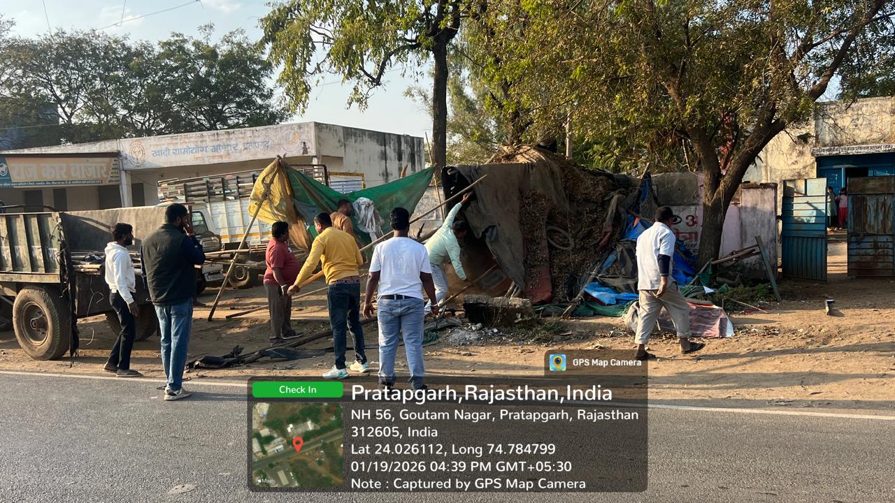 बांसवाड़ा रोड पर अवैध गुमटियां हटाती नगर परिषद"