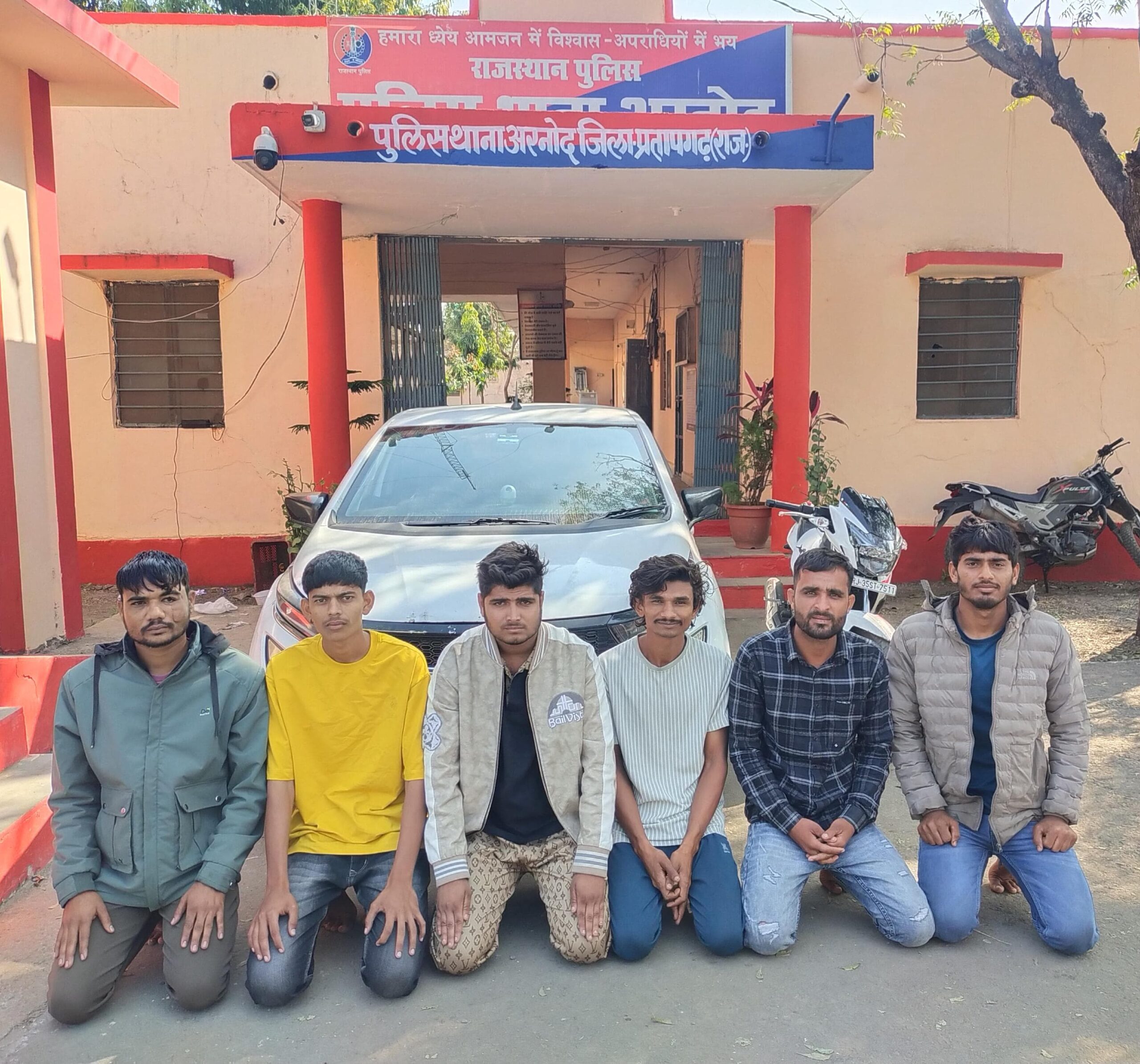 प्रतापगढ़ पुलिस द्वारा गिरफ्तार आरोपियों के साथ कार और स्पोर्ट्स बाइक