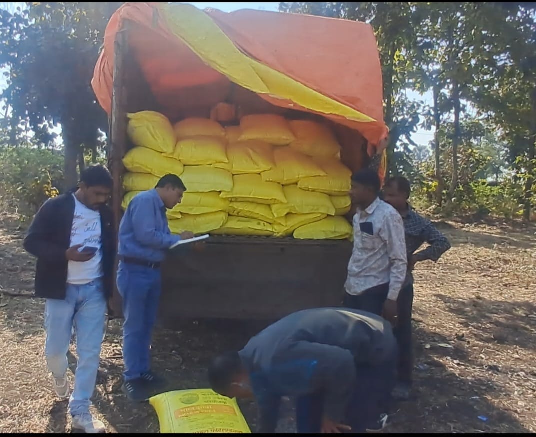 अवैध यूरिया परिवहन में जब्त वाहन और 140 बैग यूरिया