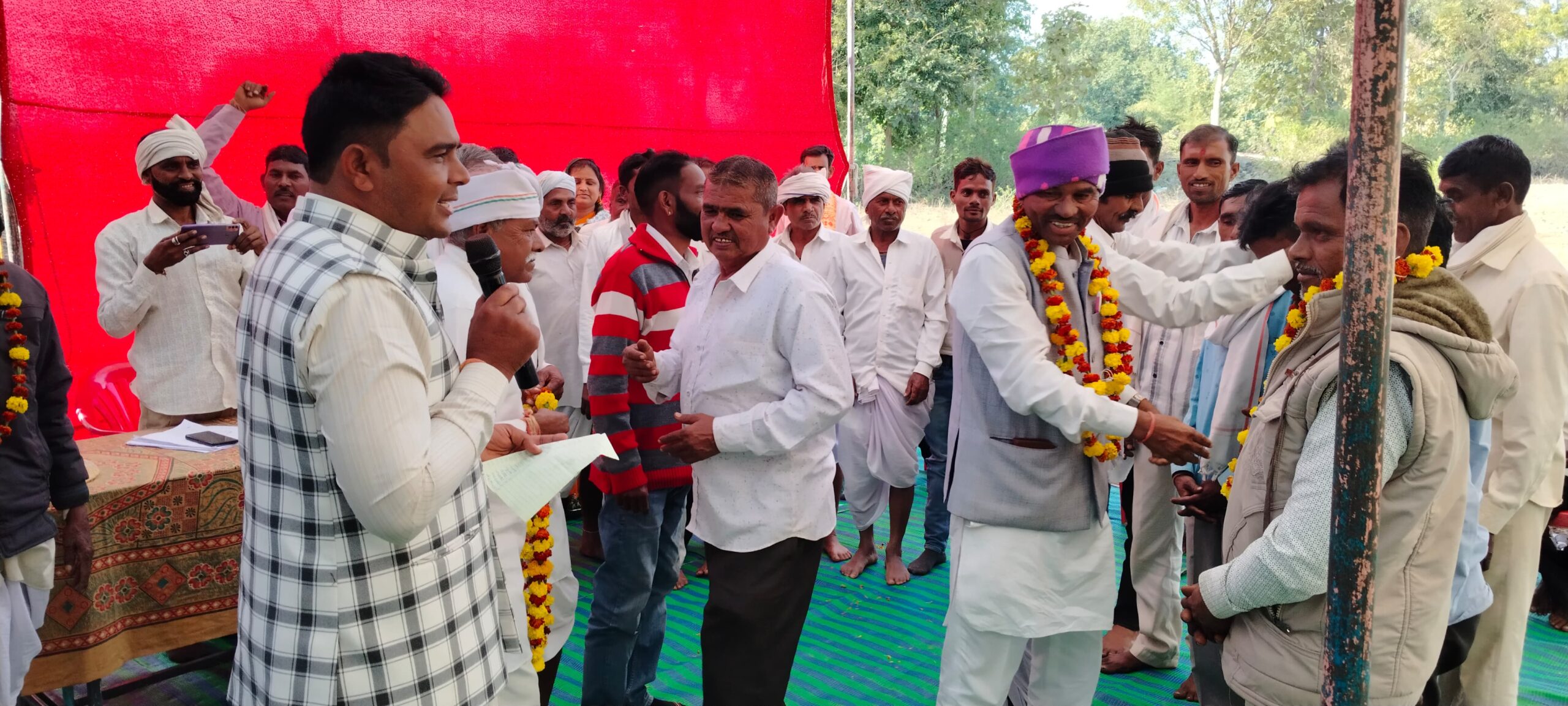 माला पहनाकर स्वागत करते हुए