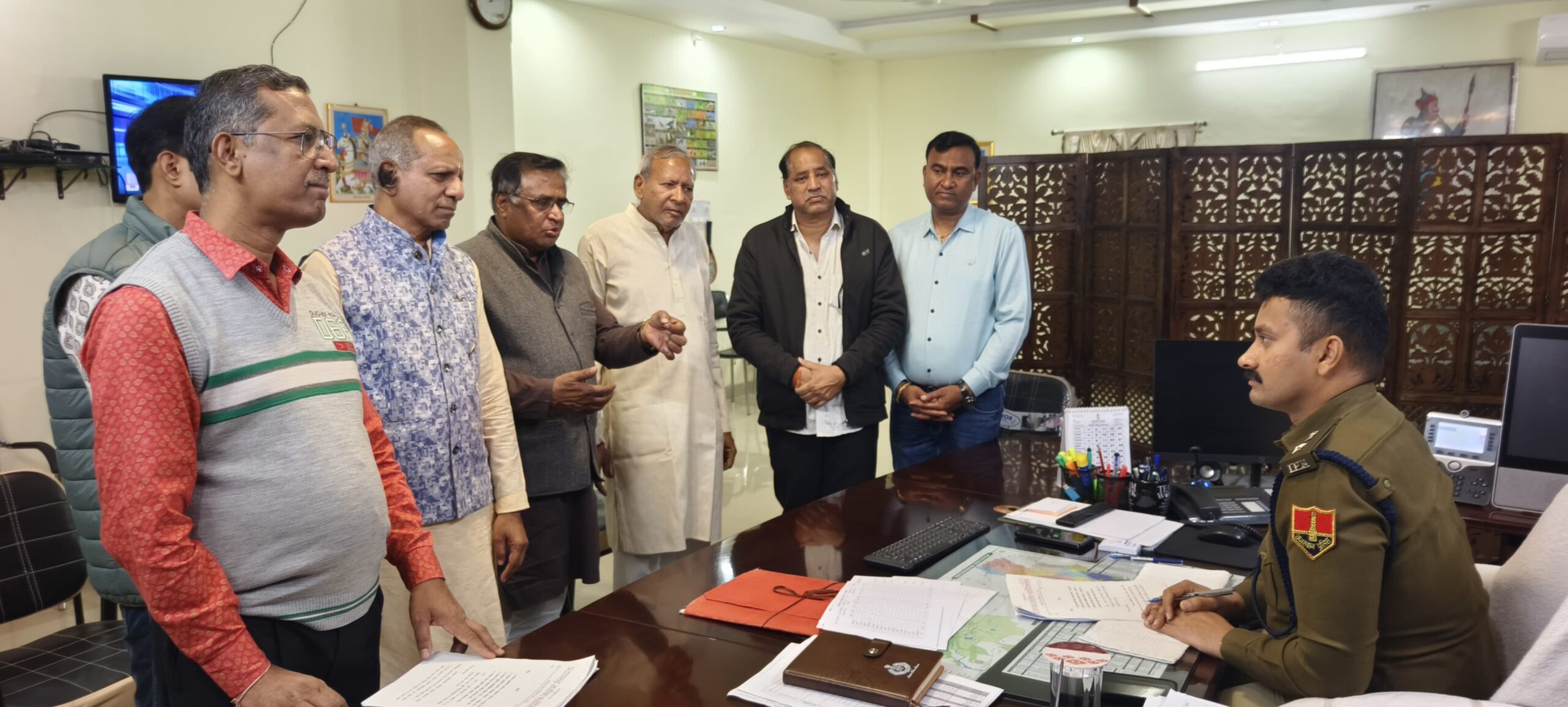 प्रतापगढ़ जिला पुलिस अधीक्षक को ज्ञापन सौंपते हुए।