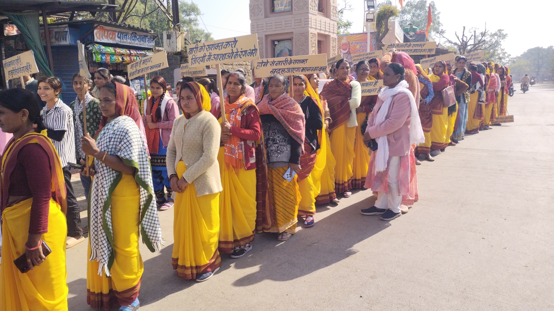 रैली में जन जागरूकता का संदेश देते हुए।