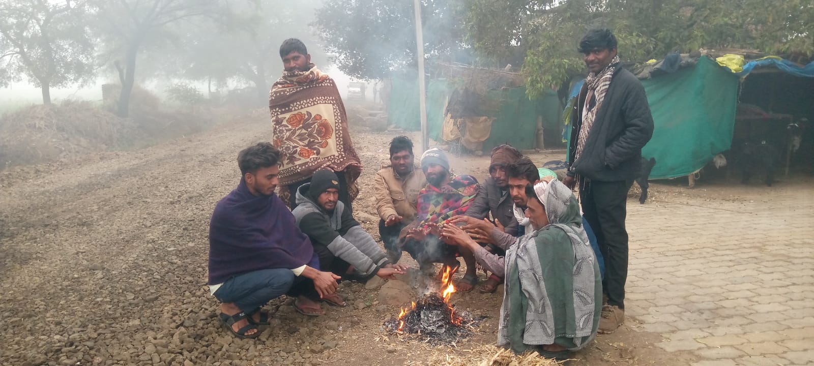 जिले में घना कोहरा और भीषण ठंड के कारण सड़क पर कम दृश्यता