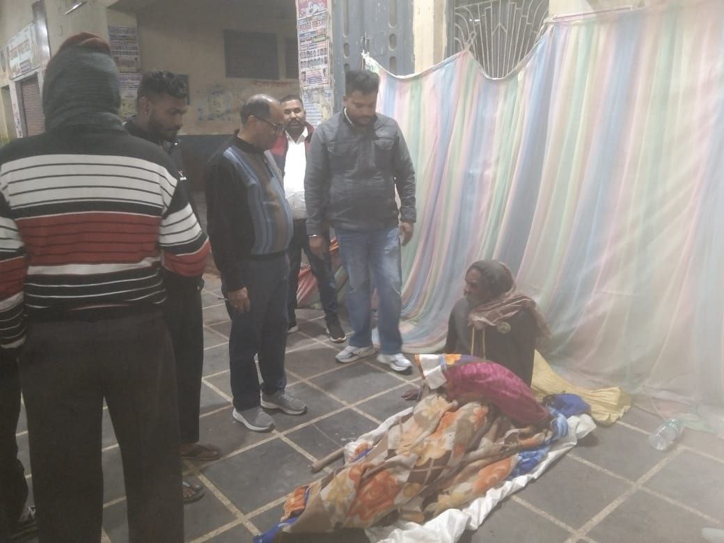 निरीक्षण करते हुए 