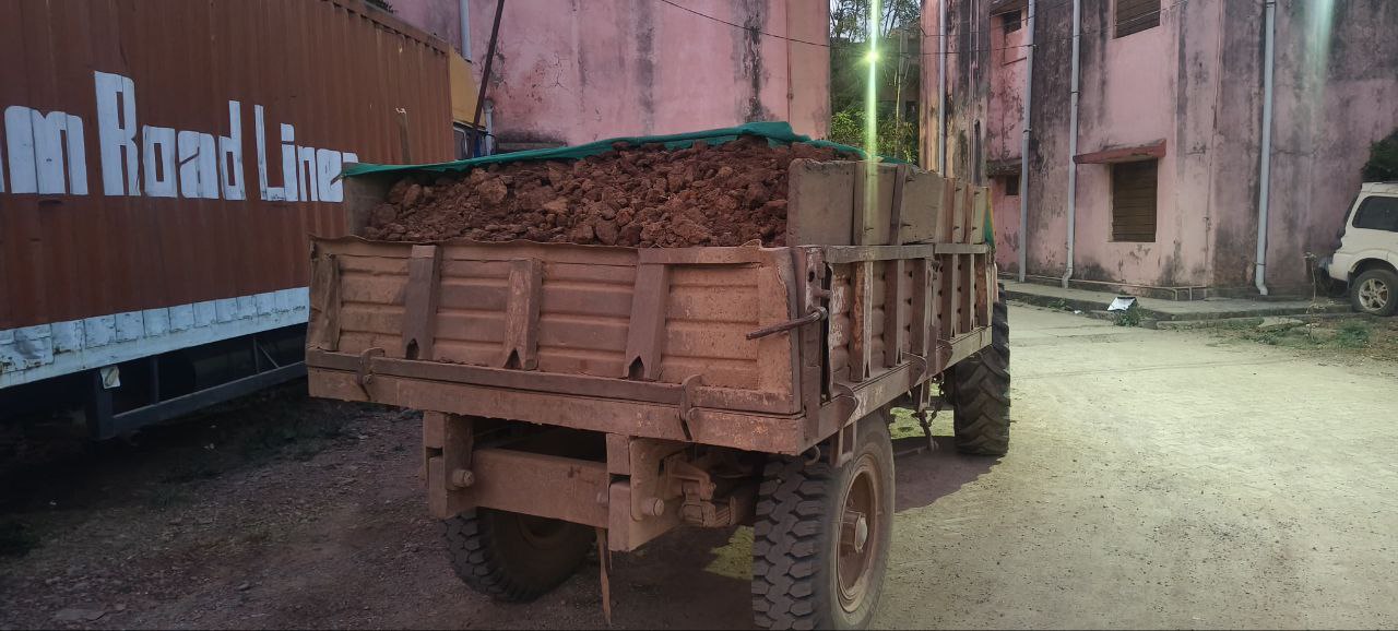 अवैध खनन की ट्रैक्टर ट्रॉली की फोटो