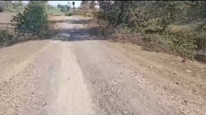 ग्रामीणों की परेशानी दर्शाती फोटो