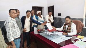 ग्रामीणों से संवाद का दृश्य
