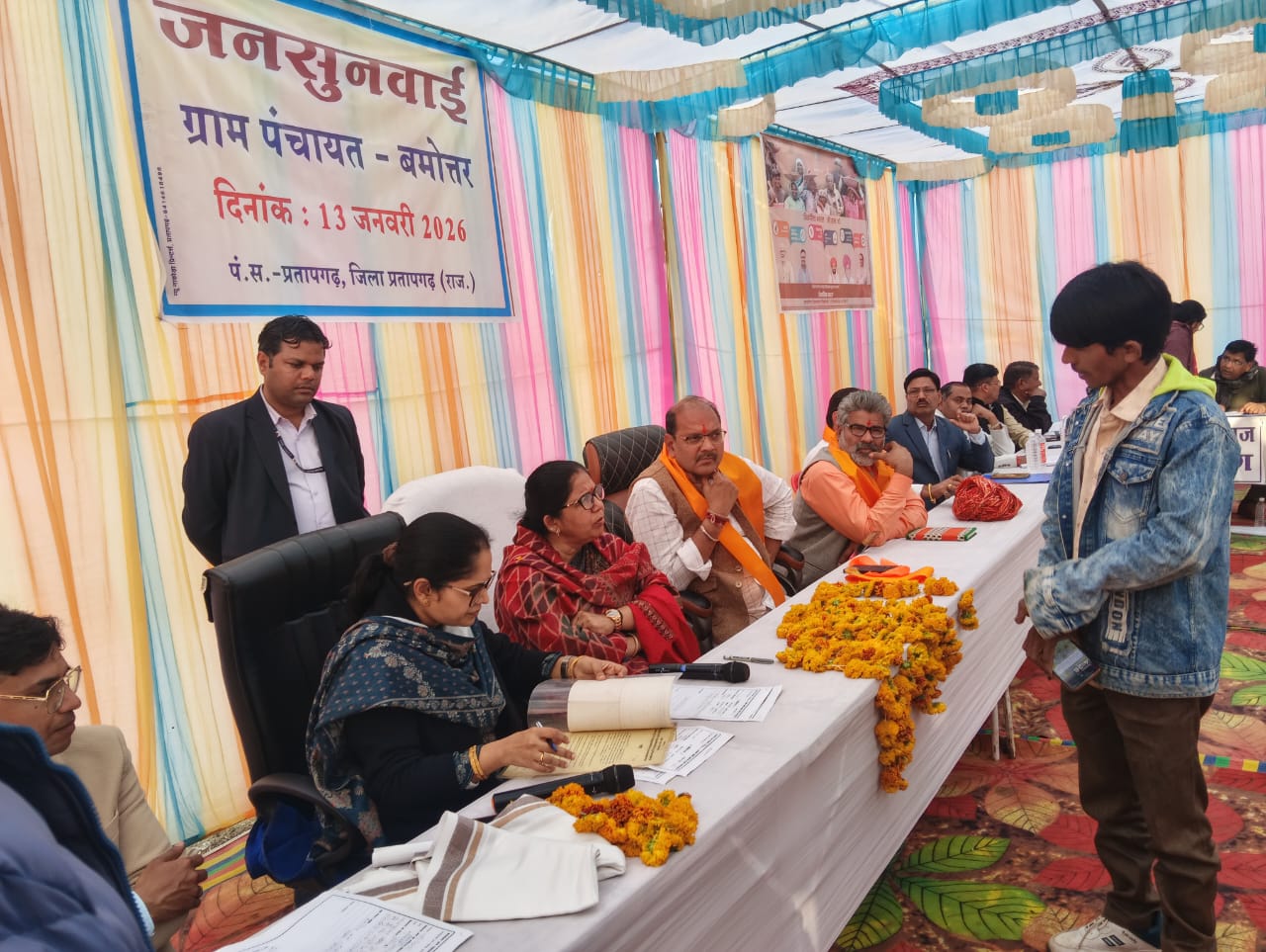 प्रभारी मंत्री डॉ. मंजू बाघमार जनसुनवाई में अधिकारियों को निर्देश देते हुए