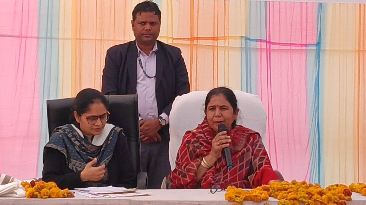 जनसुनवाई कार्यक्रम प्रतापगढ़ में ग्रामीण अपनी समस्याएं रखते हुए