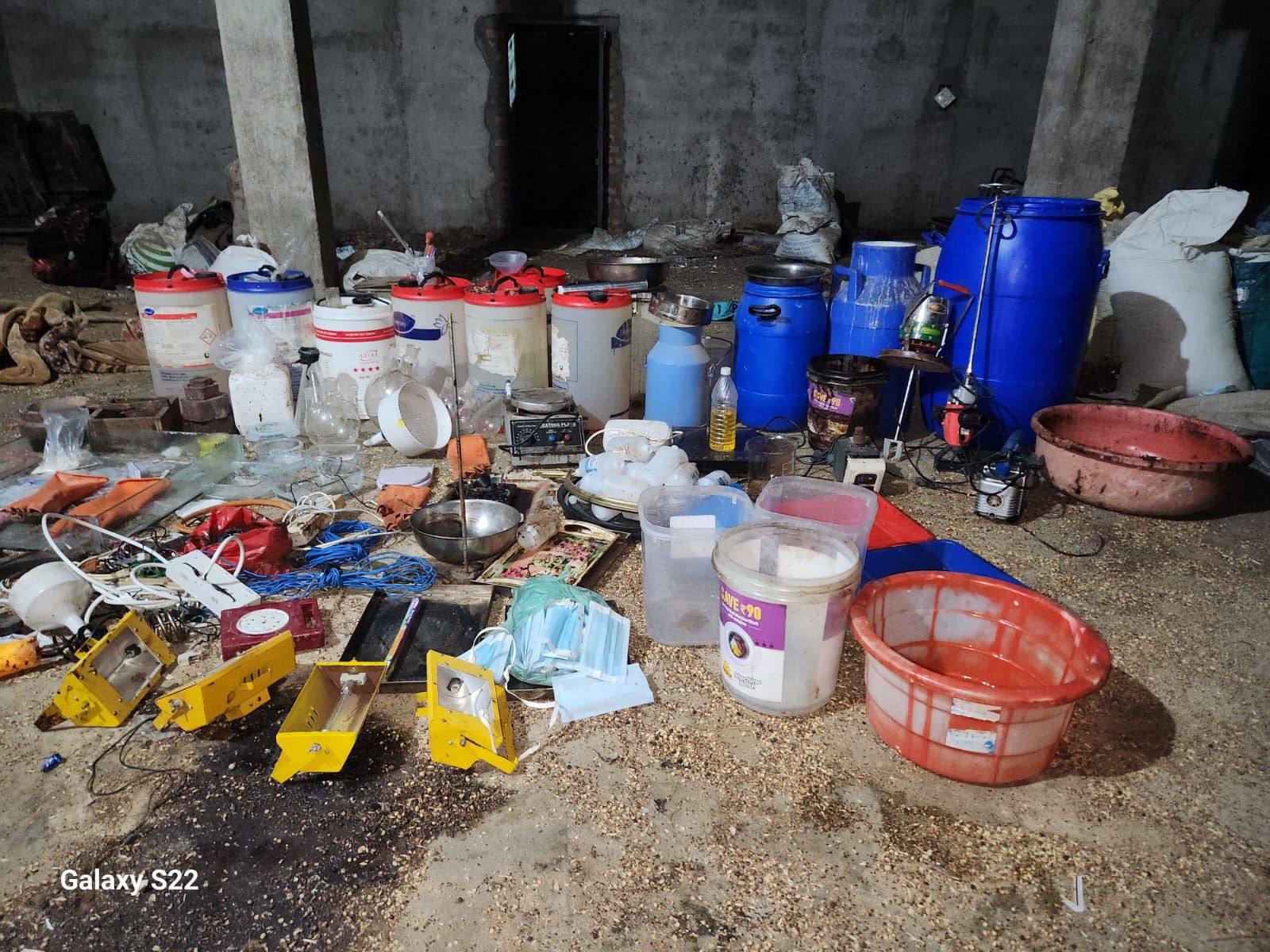 प्रतापगढ़ एमडी फैक्ट्री से जब्त मादक पदार्थ और लिक्विड केमिकल